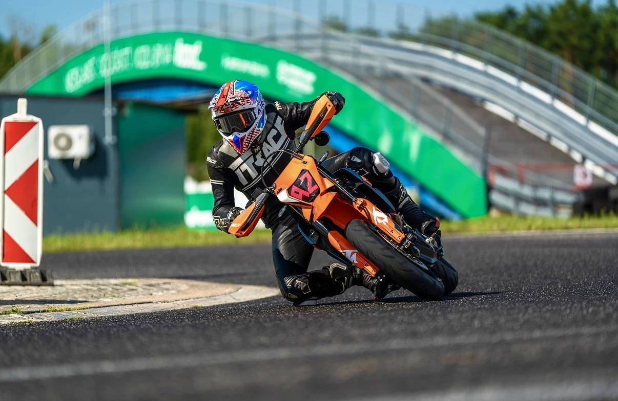 Motorrad mit Fahrer auf der Strecke